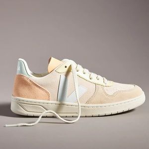 NWT VEJA V-10 Sneakers in Sand